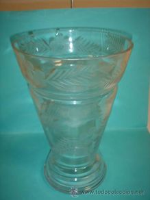 Vintage: Jarrón de cristal con decoración floral tallada.